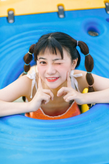 他从火光中走来